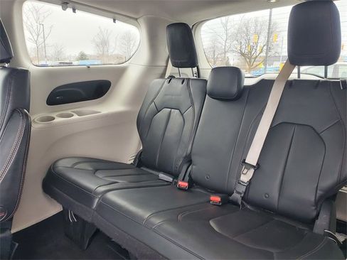 Used 2017 Chrysler Pacifica Touring-L Plus image 34