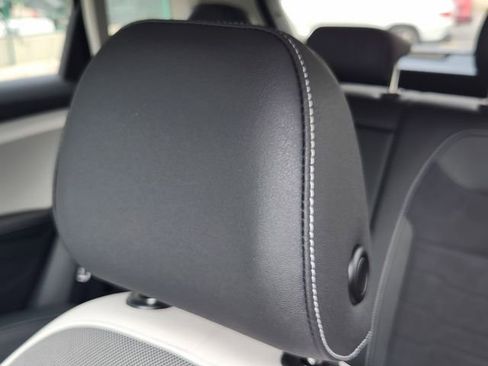 New 2025 Volkswagen Taos SE image 14