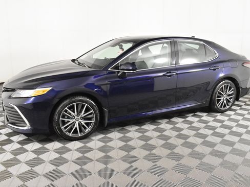 Used 2022 Toyota Camry XLE image 9