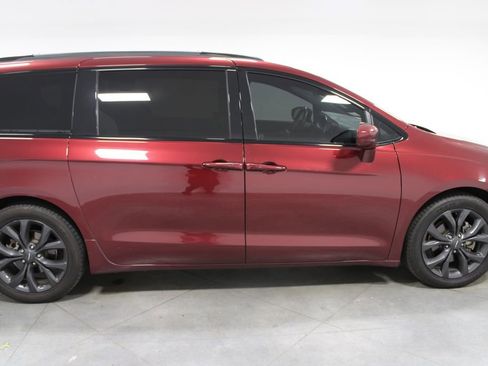 Used 2018 Chrysler Pacifica Touring-L w/ Premium Audio Group FWD image 12