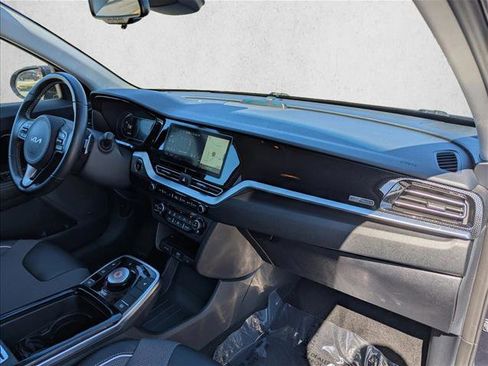 Used 2022 Kia Niro EX image 28