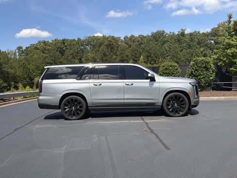 Used 2025 Cadillac Escalade ESV Sport Platinum w/ LPO, ONYX Package AWD/4WD image 5