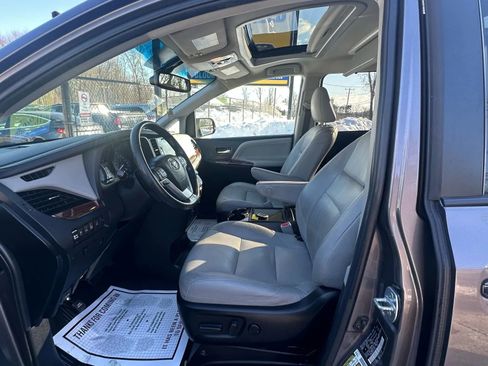 Used 2015 Toyota Sienna Limited image 17