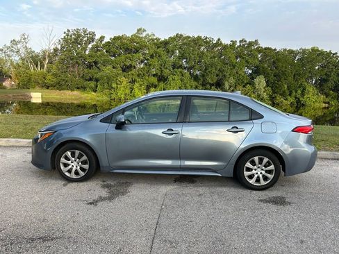 Used 2020 Toyota Corolla LE FWD image 3