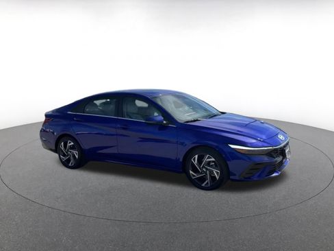 Used 2025 Hyundai Elantra Limited image 2
