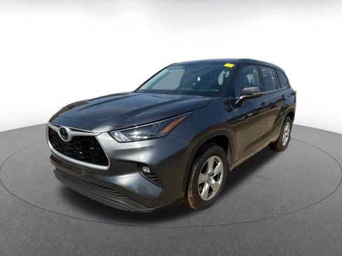 Used 2025 Toyota Highlander LE image 8