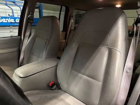 Used 2001 Ford Explorer XLT image 17