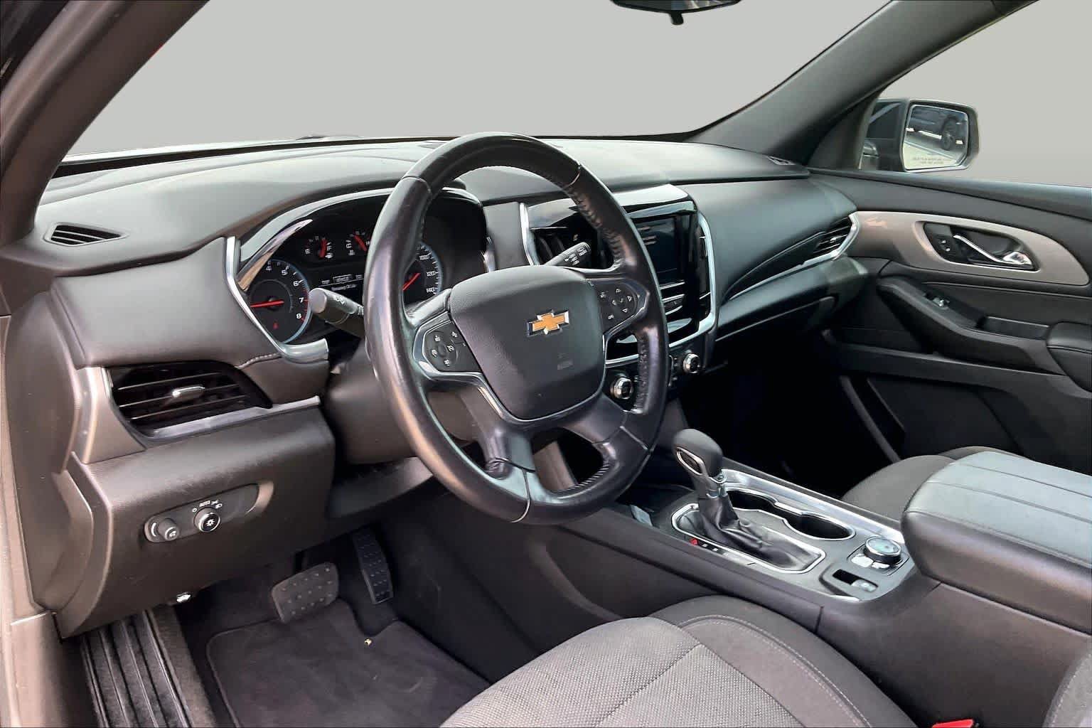 Used 2022 Chevrolet Traverse LT FWD image 16