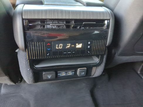 Used 2024 Jeep Wagoneer L Series III w/ Flexible Seating Group AWD/4WD image 27