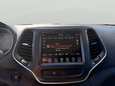 Used 2019 Jeep Cherokee Trailhawk AWD/4WD image 16
