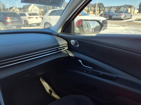 Used 2022 Hyundai Elantra SEL image 17