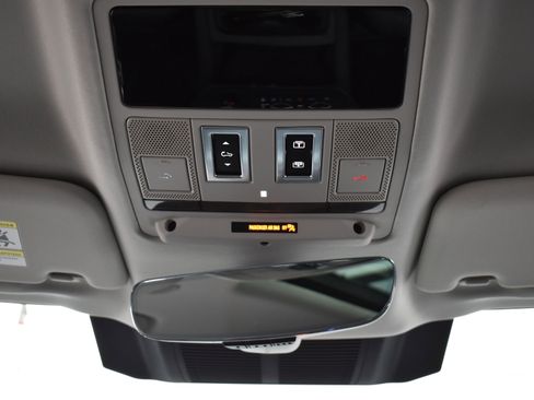 Used 2023 Land Rover Defender 90 SE image 27