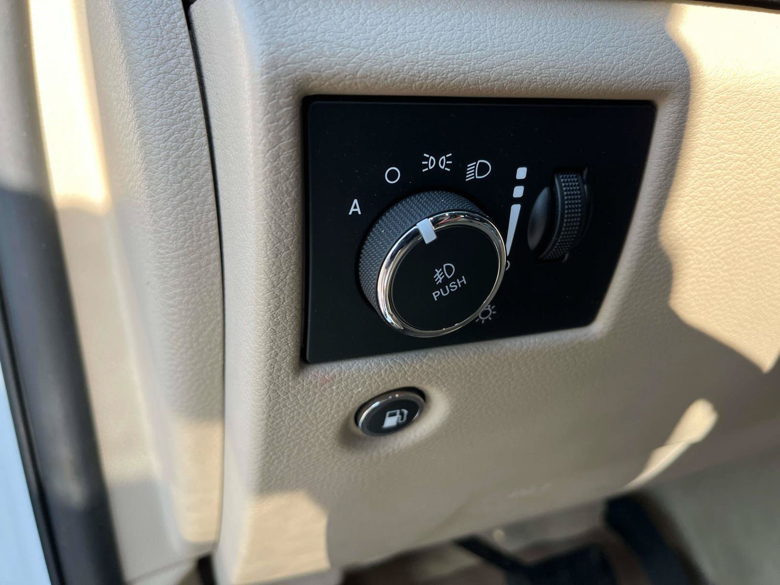 Used 2020 Jeep Grand Cherokee Overland AWD/4WD image 31