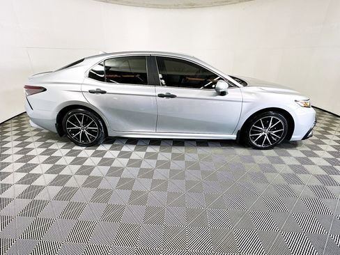 Used 2024 Toyota Camry SE image 2