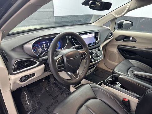 Used 2024 Chrysler Pacifica Touring-L image 12