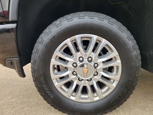 Used 2023 Chevrolet Silverado 2500 High Country image 11