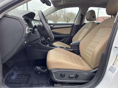 Used 2021 Volkswagen Jetta SE w/ SE Cold Weather Package image 8