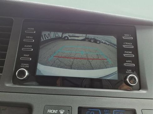 Used 2020 Toyota Sienna L FWD image 19