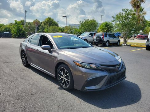 Used 2021 Toyota Camry SE FWD image 2