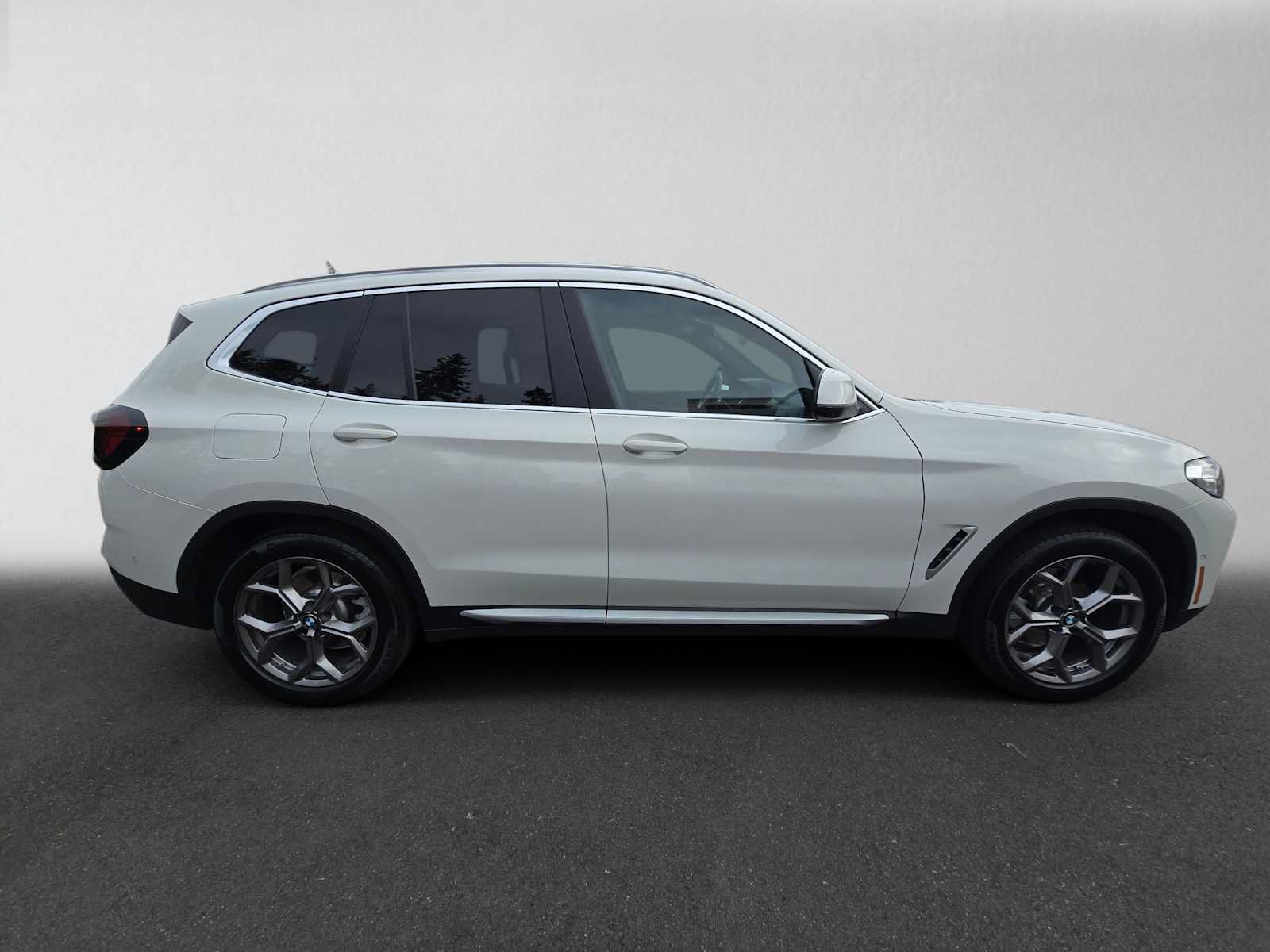 Used 2023 BMW X3 xDrive30i w/ Premium Package w/ZPA AWD/4WD image 2