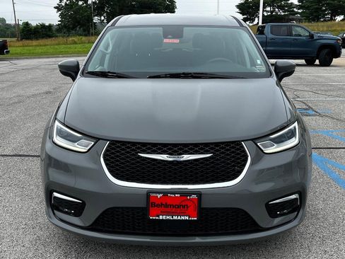 Used 2023 Chrysler Pacifica Touring-L FWD image 12
