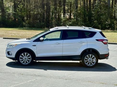 Used 2017 Ford Escape Titanium image 3