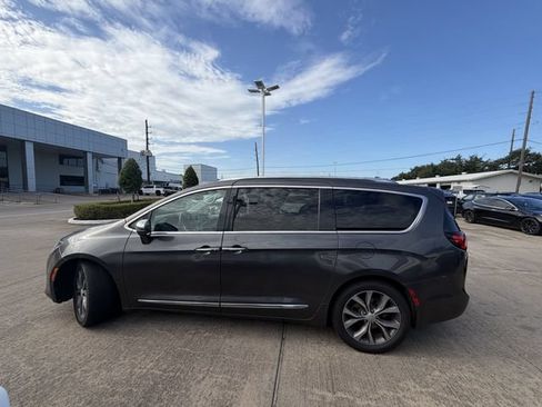 Used 2017 Chrysler Pacifica Limited FWD image 8