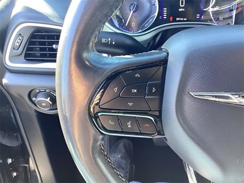 Used 2020 Chrysler Pacifica Touring-L image 21