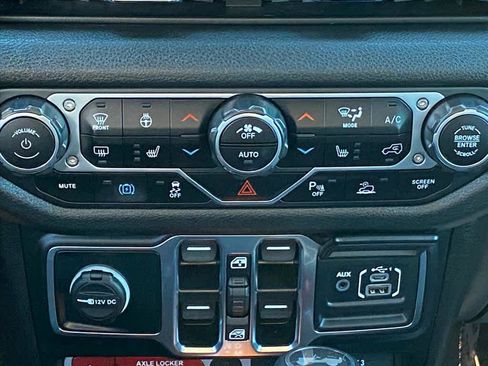 Used 2024 Jeep Wrangler Unlimited image 11