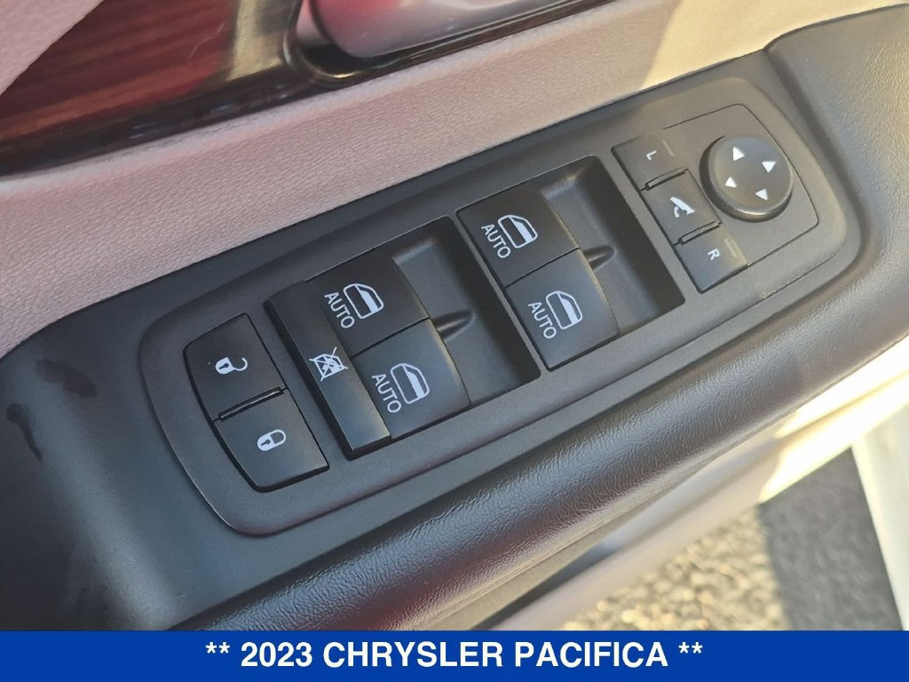 Used 2023 Chrysler Pacifica Limited FWD image 12