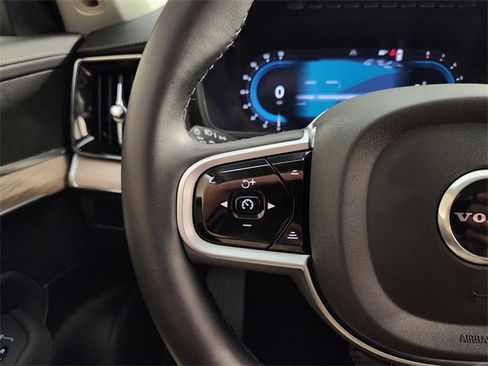 Used 2025 Volvo XC90 B5 Plus image 27