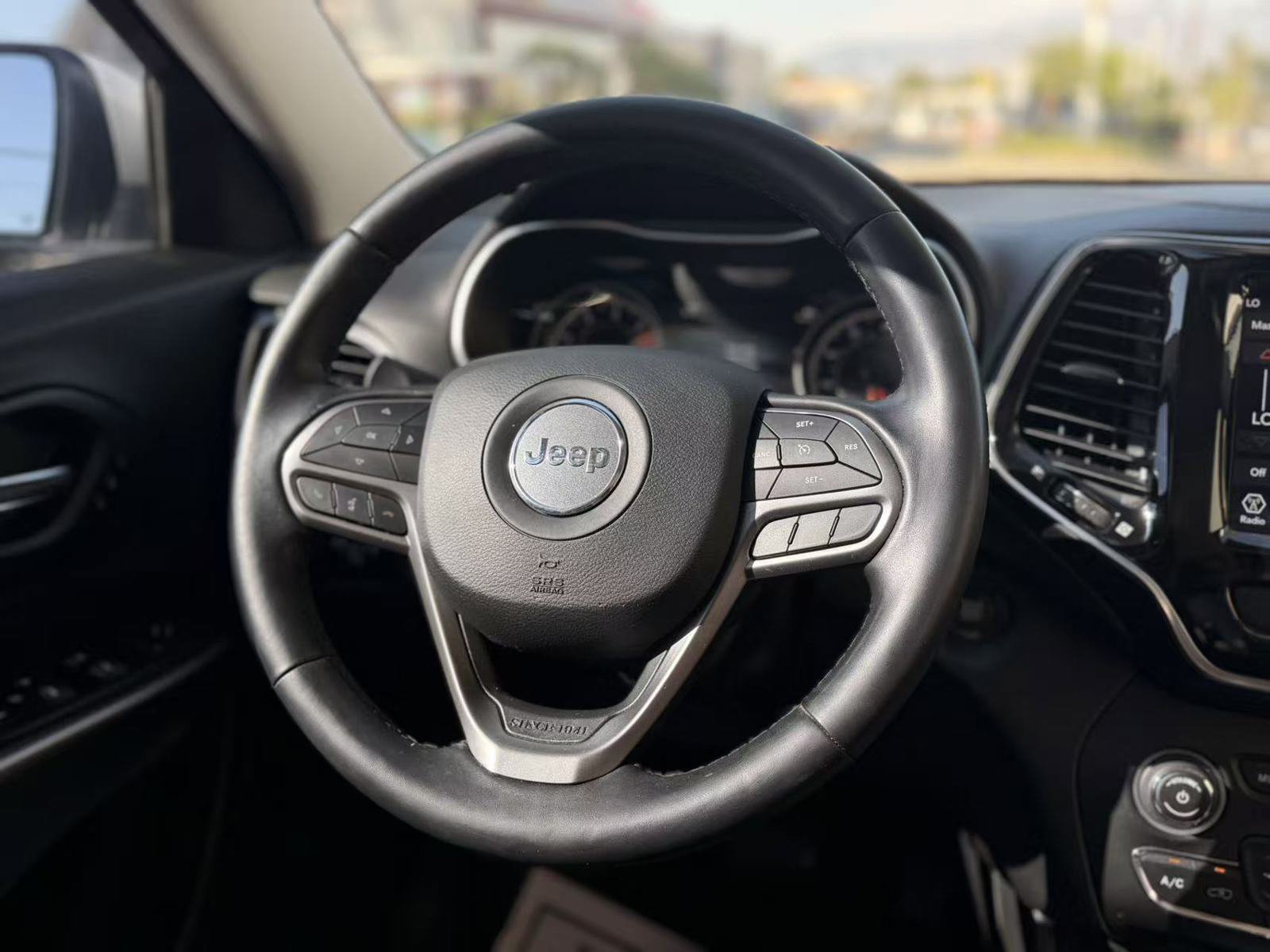 Used 2019 Jeep Cherokee Limited FWD image 12