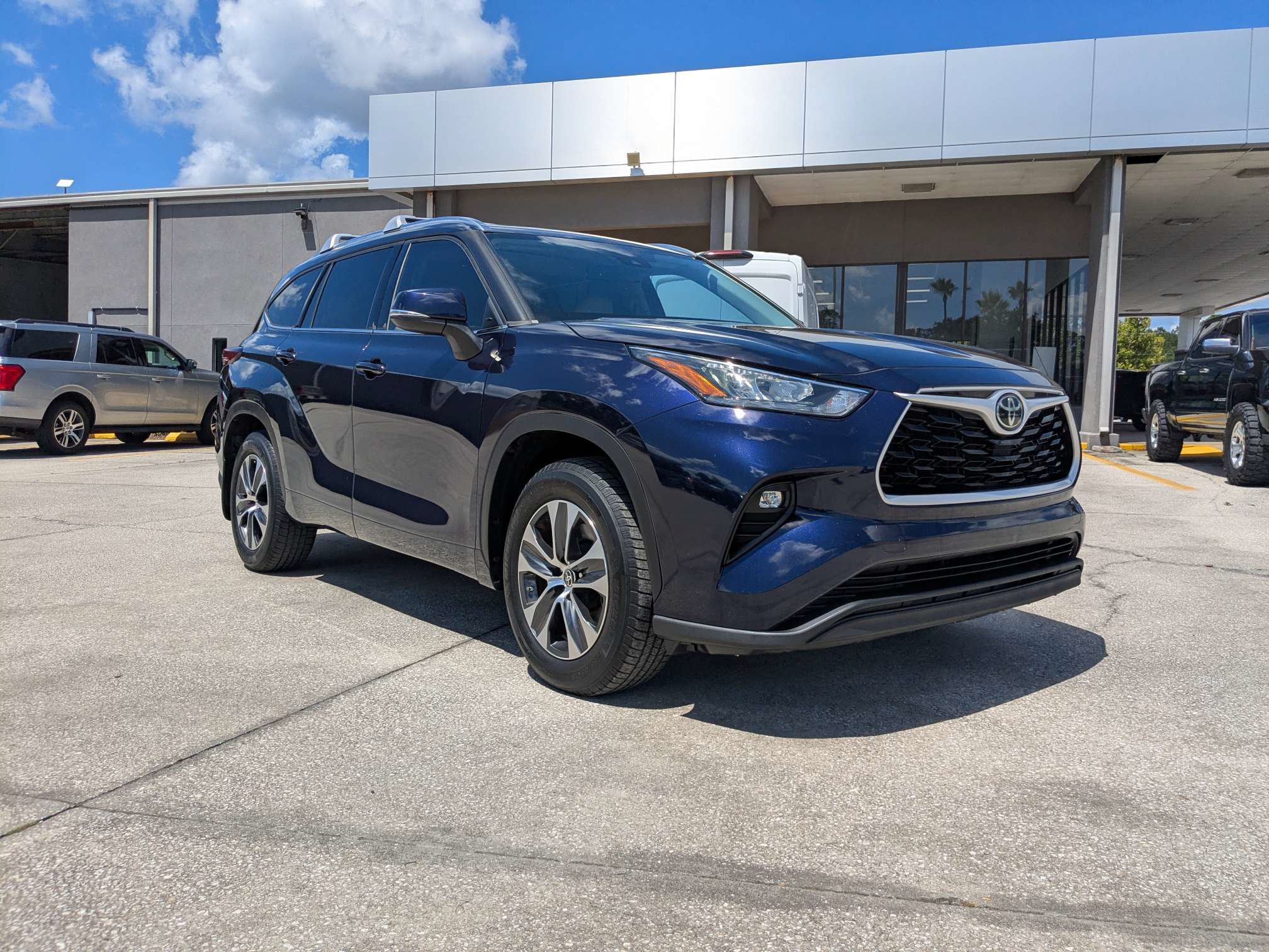 Used 2020 Toyota Highlander XLE AWD/4WD image 2