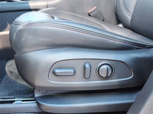 Used 2023 Chevrolet Traverse RS image 25