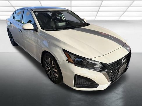 Used 2023 Nissan Altima 2.5 SV w/ SV Premium Package FWD image 1