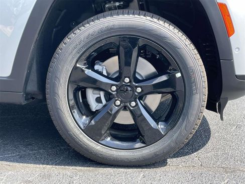 New 2025 Jeep Grand Cherokee L Limited w/ Luxury Tech Group II image 38