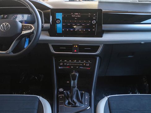 New 2025 Volkswagen Taos SE w/ Panoramic Sunroof Package FWD image 12