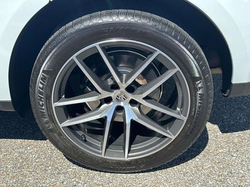Used 2024 Porsche Macan image 4