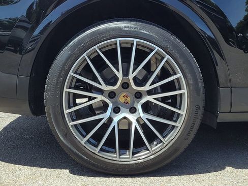 Used 2022 Porsche Cayenne w/ Premium Package image 33