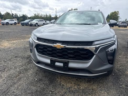 Used 2025 Chevrolet Trax LT FWD image 2