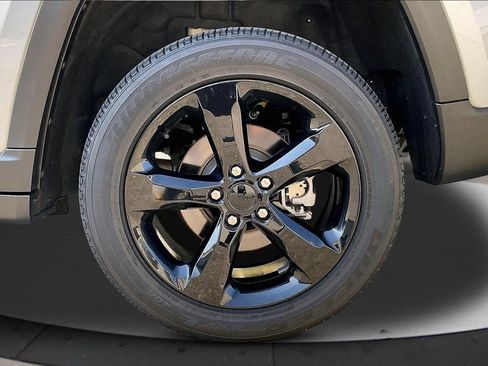 Used 2023 Jeep Grand Cherokee Altitude AWD/4WD image 39