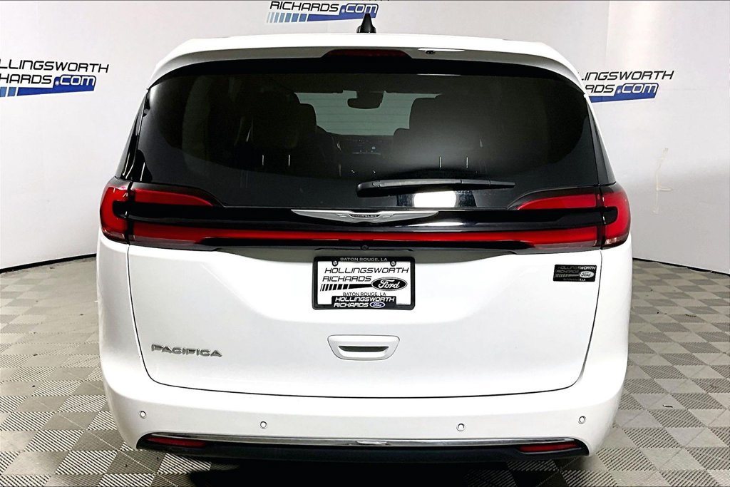 Used 2023 Chrysler Pacifica Touring-L FWD image 4