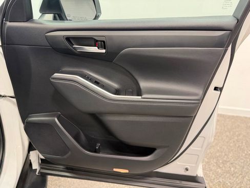 Used 2022 Toyota Highlander XLE image 36