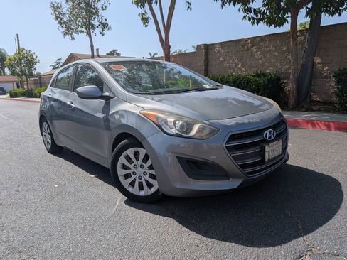 Used 2017 Hyundai Elantra GT FWD image 2