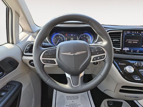 Used 2024 Chrysler Pacifica Touring-L image 12