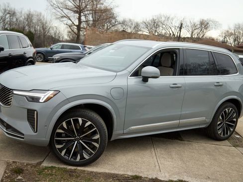 New 2026 Volvo XC90 T8 Plus w/ Protection Package Premier AWD/4WD image 3