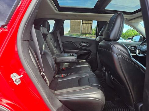 Used 2019 Jeep Cherokee Trailhawk w/ Comfort/Convenience Group AWD/4WD image 14