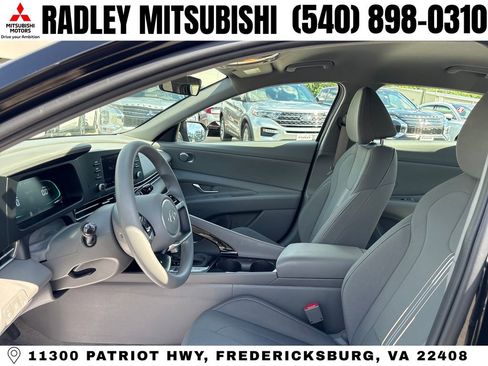 Used 2025 Hyundai Elantra Hybrid FWD image 3