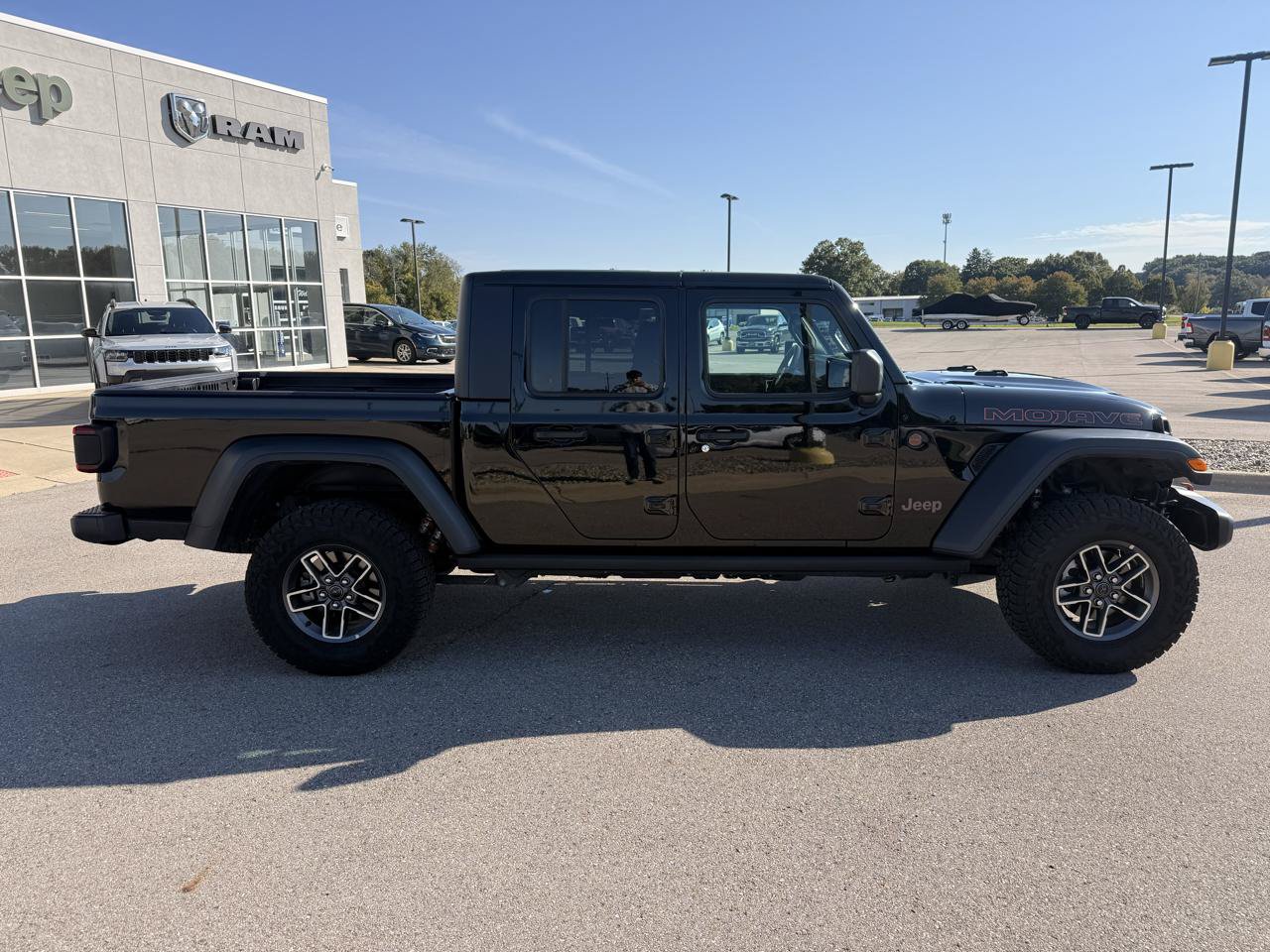 Used 2026 Jeep Gladiator Mojave AWD/4WD image 2