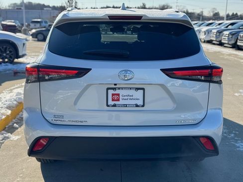 Used 2025 Toyota Highlander XLE image 4